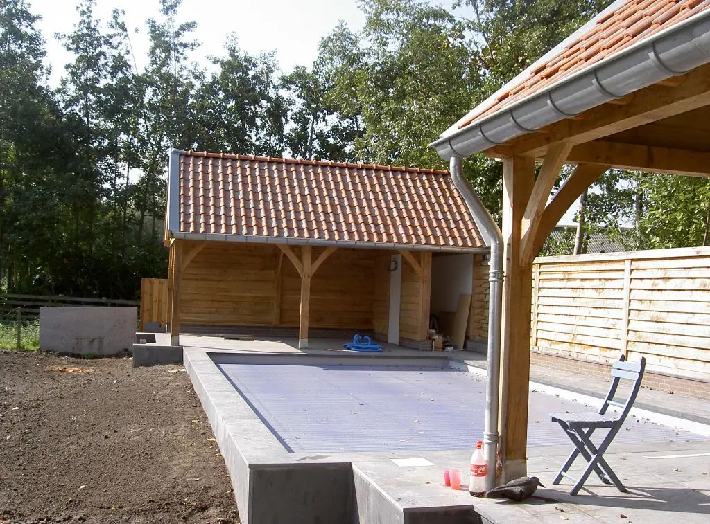 Poolhouse met wellness en potdekselschutting