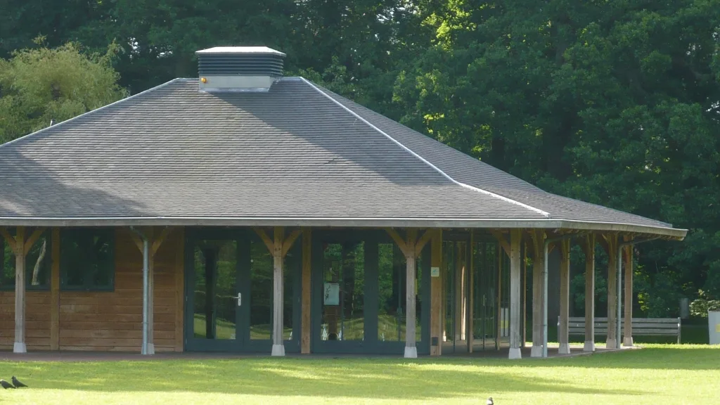Eiken paviljoen met keramische leipannen