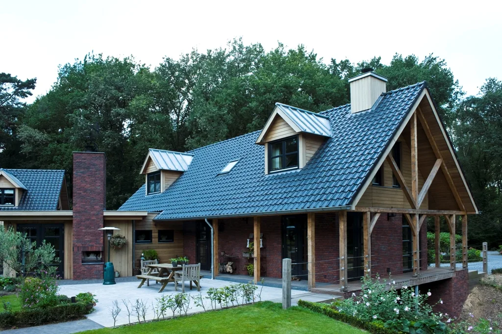 Landelijke eiken villa met passend bijgebouw