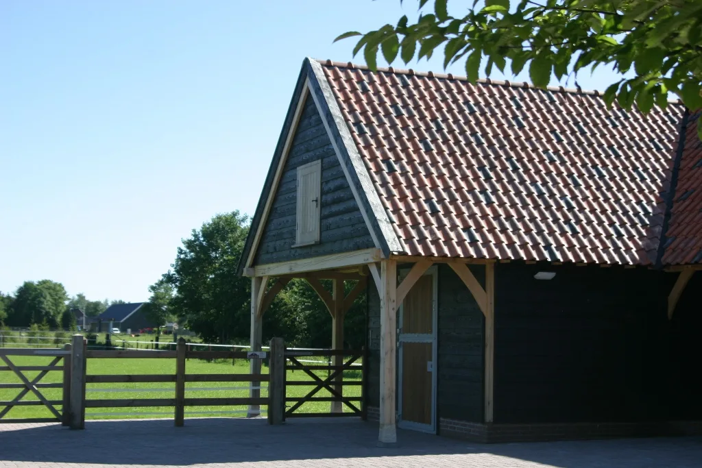Eiken bijgebouw met paardenstal en carport