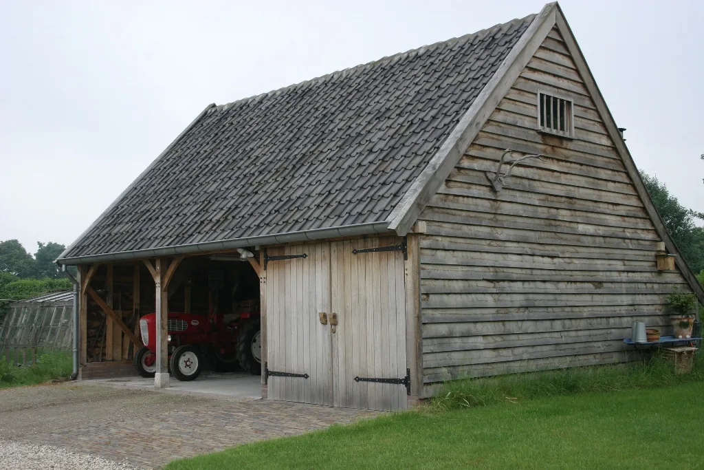 Eiken stal met opslag voor tractor en stro