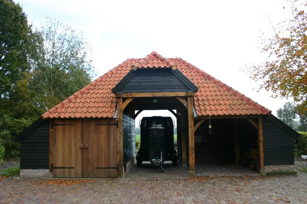 Eiken bijgebouw met dubbele paardenstal