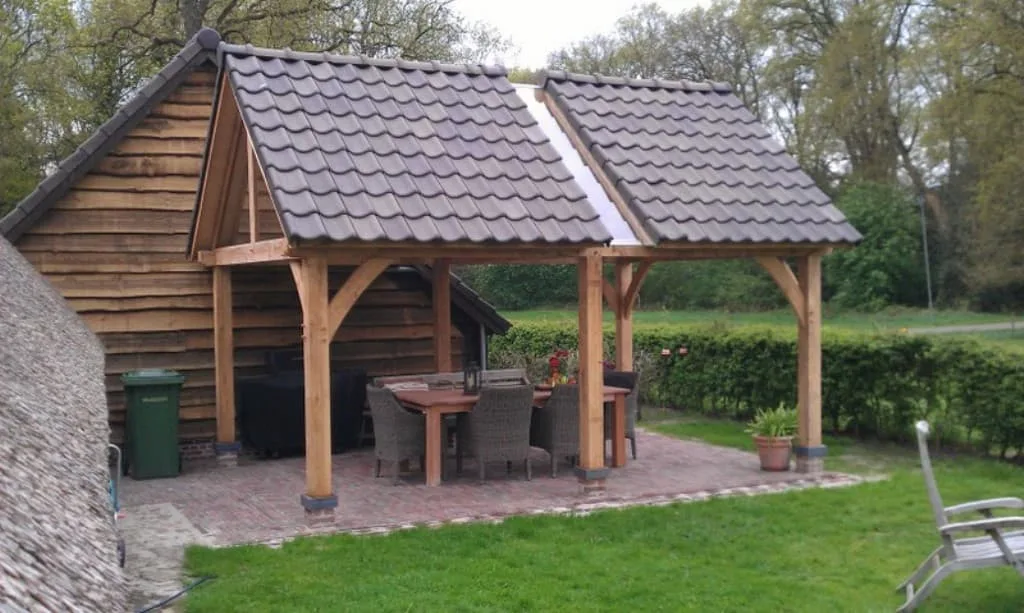 Eiken bijgebouw als atelier met lichte kap