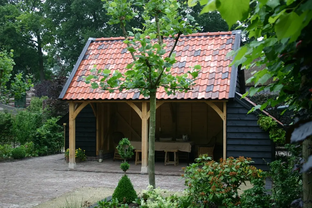 Eiken bijgebouw met veranda als buitenkamer