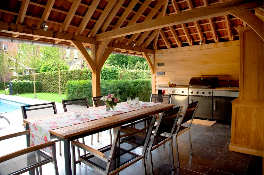 Eiken poolhouse met buitenkeuken en kleedruimte