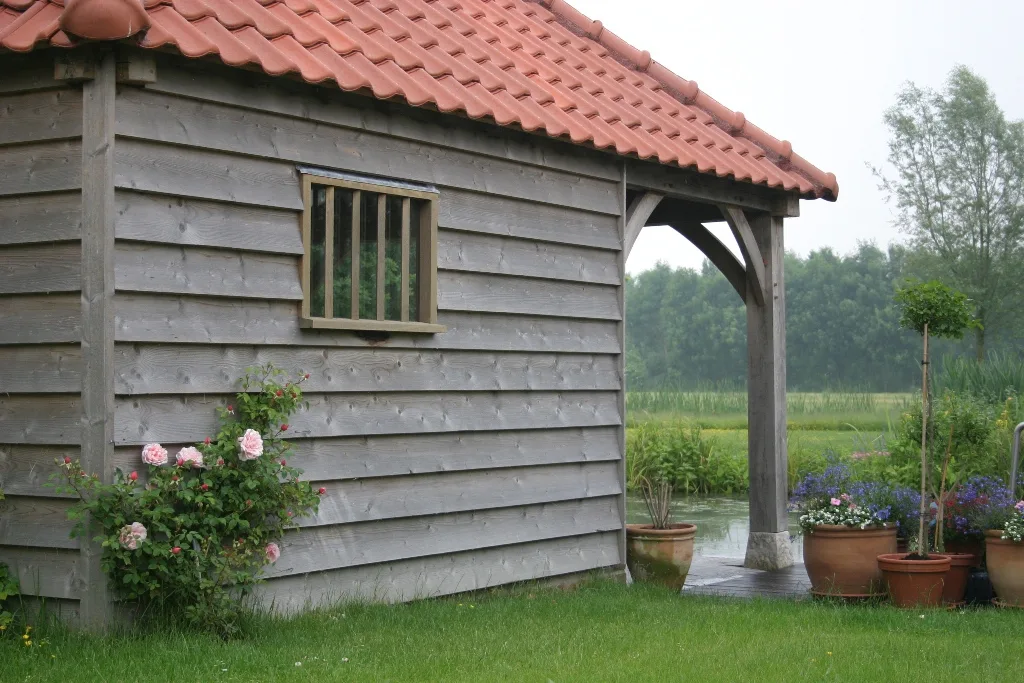 Eiken poolhouse met veranda bij zwemvijver