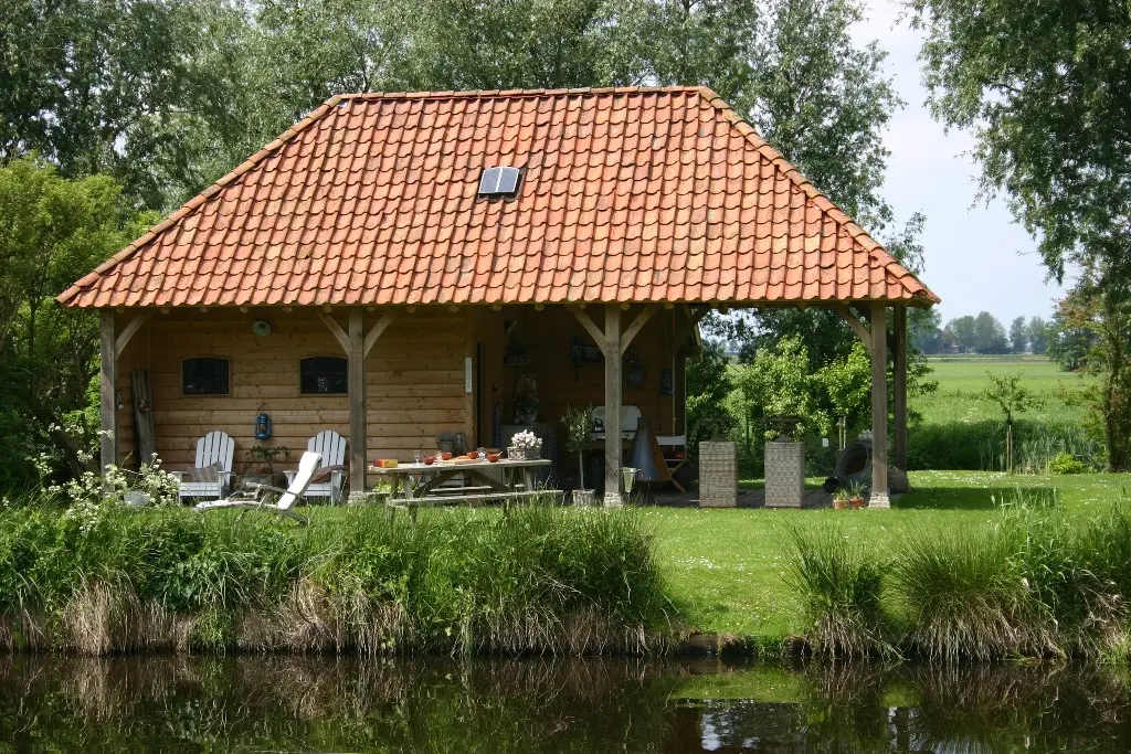 Eiken bijgebouw bij een Friese boerderij