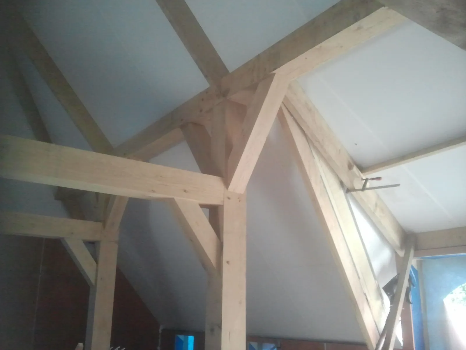 Dakelementen op het eiken frame