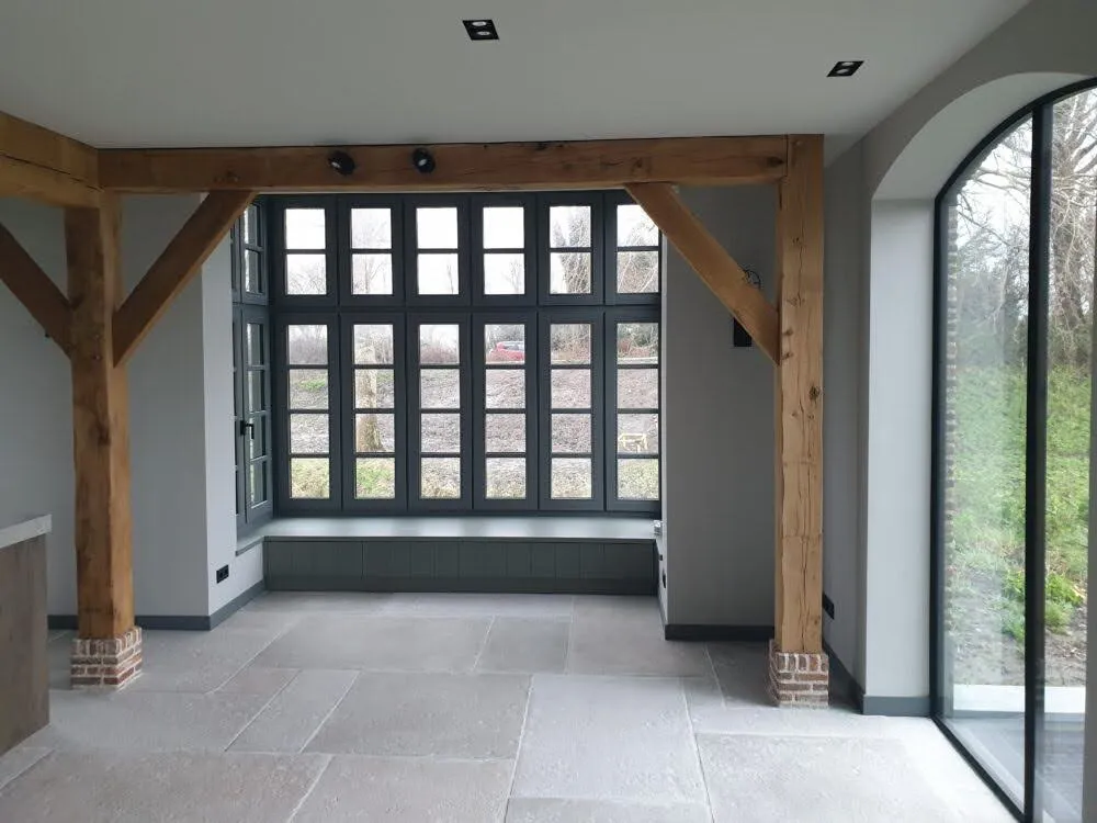 Eiken frame in de woonkeuken van de villa