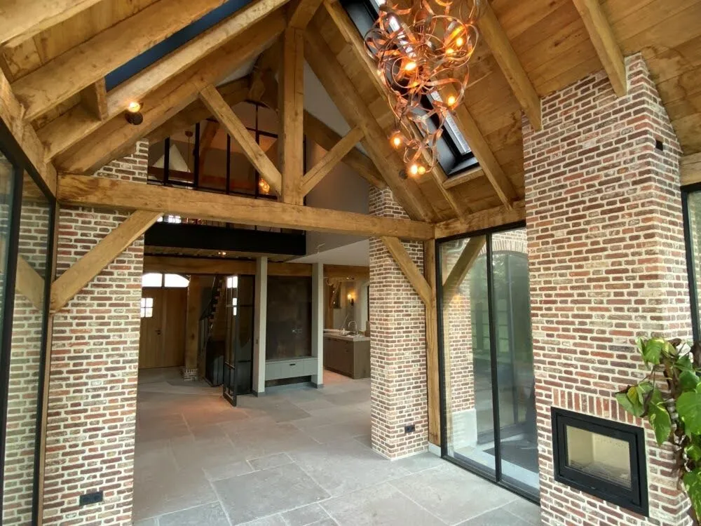 De eiken tuinkamer van de Kempische villa, van buiten gezien