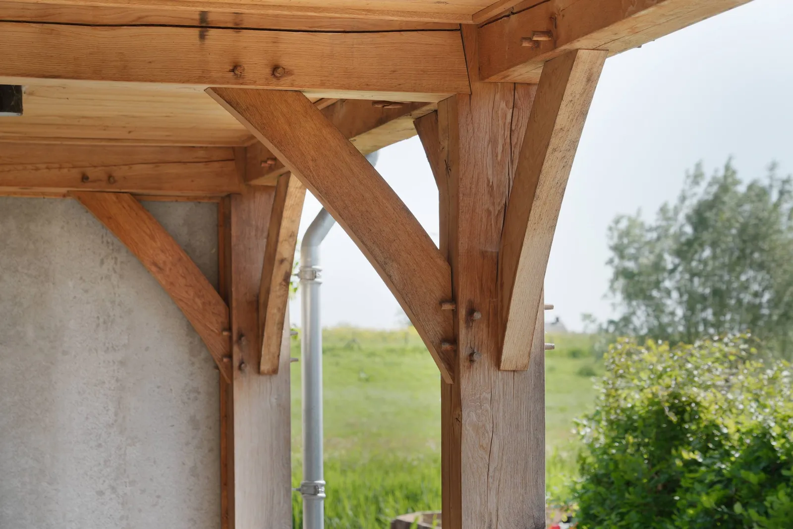 Eikenconstructie van het atelier bij de woning
