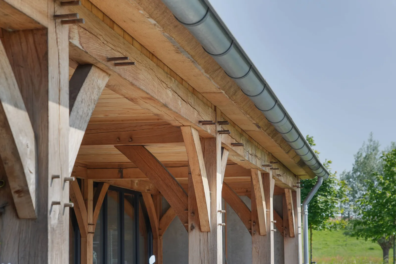 Eikenhouten veranda aan de woning