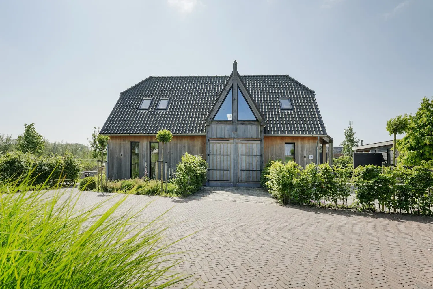 Lichte designwoning met warme details