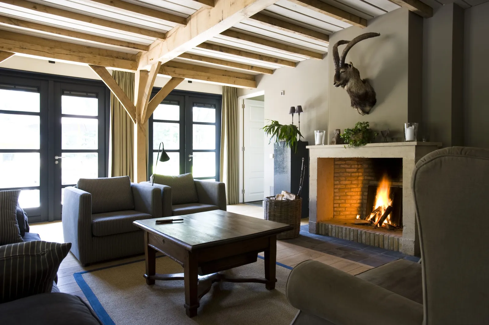 Openhaard tussen het eikenhout
