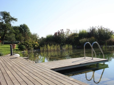 hotwood essen terras bij natuurlijke zwemvijver