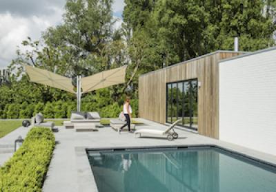 modern bijgebouw met strakke glaswand in de zijgevel