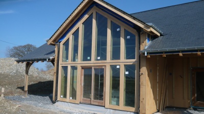 Glazen topgevel van de showwoning gemonteerd