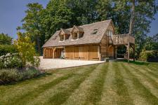 eiken bijgebouw met garage en gastenverblijf