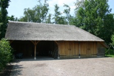 eiken kapschuur met eiken gevel en rieten dak