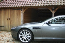 eiken carport met garage voor aston martin