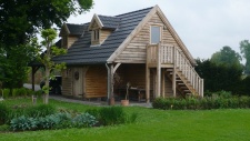 eiken gastenverblijf met eiken gevel carport en berging