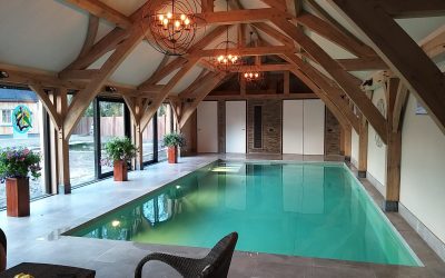 eiken zwembadgebouw bij nieuwbouwvilla