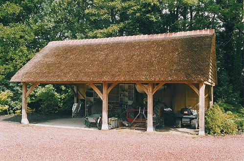 eiken bijgebouw met rieten kap door eyckenhout