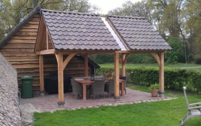Eikenhouten bijgebouwen met veranda