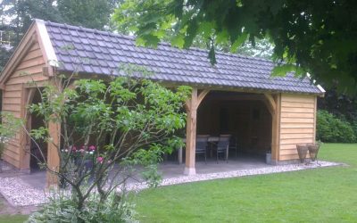 Eikenhouten bijgebouwen met veranda