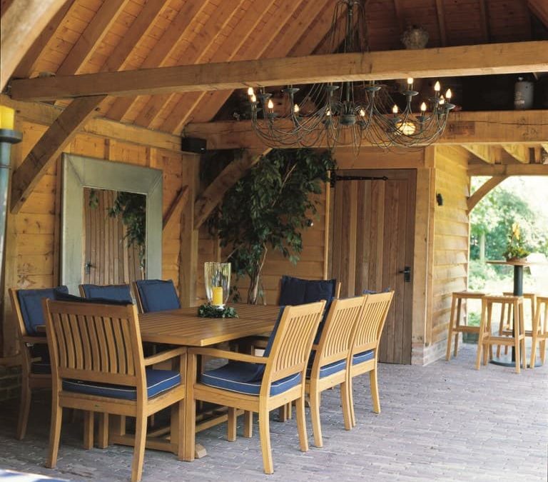 eiken bijgebouw, vrijstaand met buitenkeuken en berging bij zwemvijver in tuin van een monument