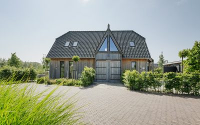 Lichte designwoning met strakke lijnen en warme details