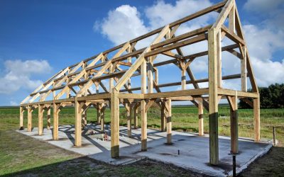 Ruimtelijke eikenhouten woning met open verbinding naar buiten