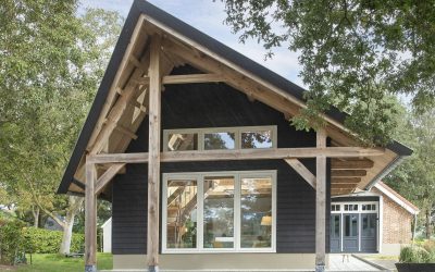 Stijlvolle aanbouw met zwarte gevel en eiken constructie