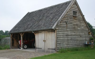 Eikenhouten bijgebouwen met stal en carport