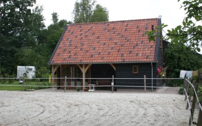 Eikenhouten bijgebouwen met stal en carport