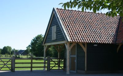 Eikenhouten bijgebouwen met stal en carport