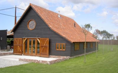 Eikenhouten bijgebouwen met cottagepannen