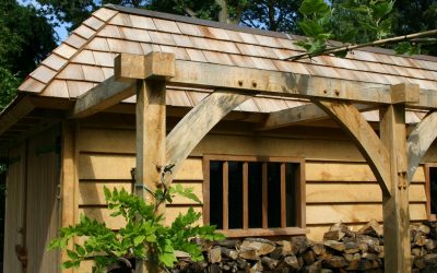 Eikenhouten bijgebouwen met carport