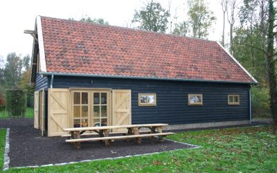 Eikenhouten bijgebouwen met gastenverblijf