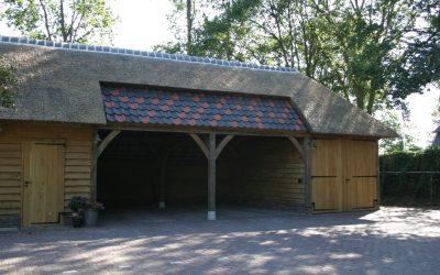 Eikenhouten bijgebouwen met garage en carport