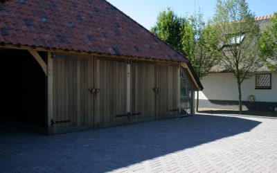 Eikenhouten bijgebouwen met garage en carport