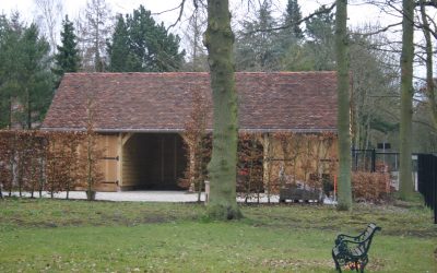 Eikenhouten bijgebouwen met garage en carport