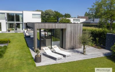 Modern bijgebouw met verticale vergrijsde bekleding