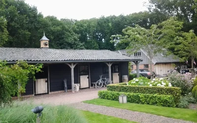eikenhouten bijgebouwen met stal en carport