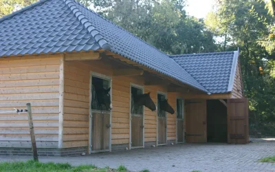 Eikenhouten bijgebouwen met stal en carport