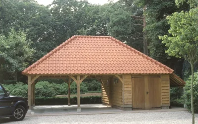 Eikenhouten bijgebouwen met carport