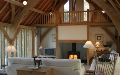 eiken bijgebouw als houten aanbouw aan vakantiewoning voorzien van arch-frame en houtkachel.