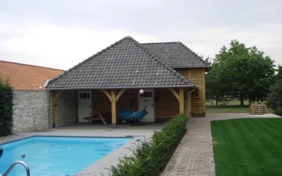 Eiken bijgebouw met eiken poolhouse bij bouwkundig zwembad met gastenverblijf