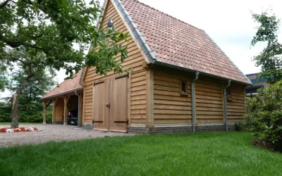 Eikenhouten bijgebouwen met garage en carport