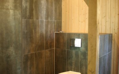 eiken bijgebouw hier als houten aanbouw. In het gebouw fitness sauna wellness en slaapruimte